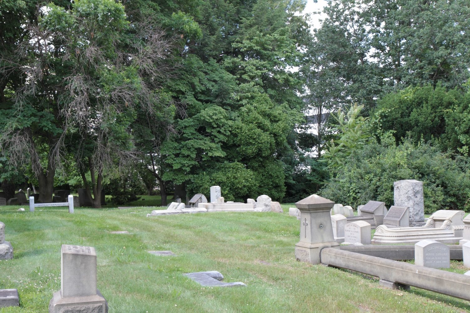 Alice Fisher and Lillian Clayton's tombs, Woodland Cemetery, Philadelphia - 01.jpg